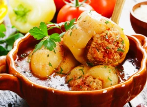 NAŠE OMILJENO JELO Recept za paprike punjene mesom, u sosu od paradajza