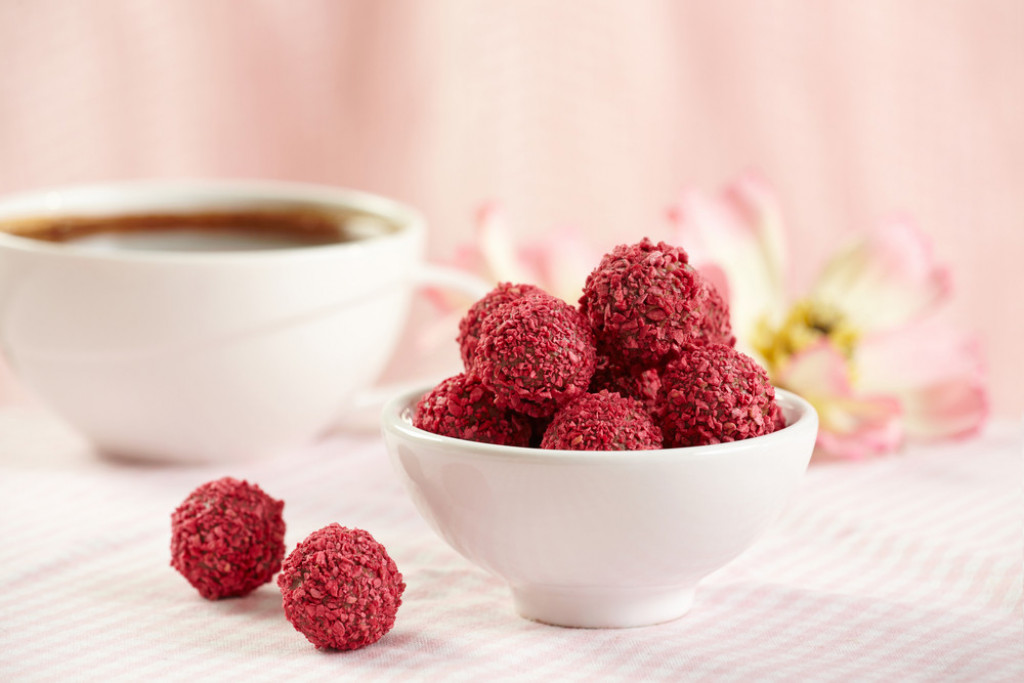 RECEPT ZA DOMAĆE PRALINE Crveni slatki zalogaji koji osvajaju i izgledom i ukusom