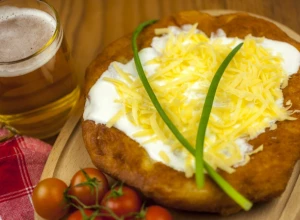 RECEPT ZA ČUVENI LANGOŠ Probajte mađarske mekike sa namazom od luka i sira