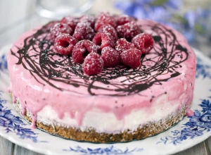 OSVEŽAVAJUĆA POSLASTICA Sladoled torta sa malinama i belom čokoladom