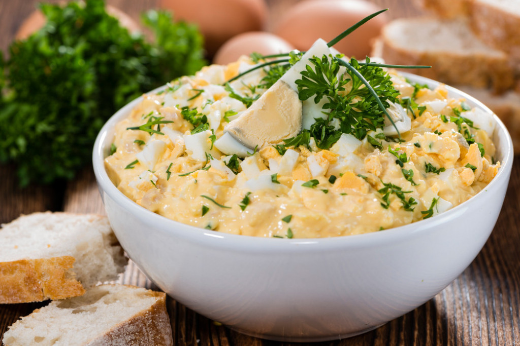 SALATA OD JAJA I LUKA Odličan način da iskoristite napukla kuvana jaja