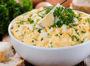 SALATA OD JAJA I LUKA Odličan način da iskoristite napukla kuvana jaja