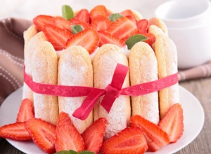 TORTA OD PIŠKOTA I JAGODA Ako niste stigli da napravite slatkiš, ovaj je gotov za 20 minuta!