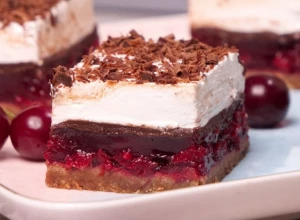UVEK PRAVI IZBOR Torta sa višnjama i dva krema - fenomenalna kombinacija ukusa, a ne peče se