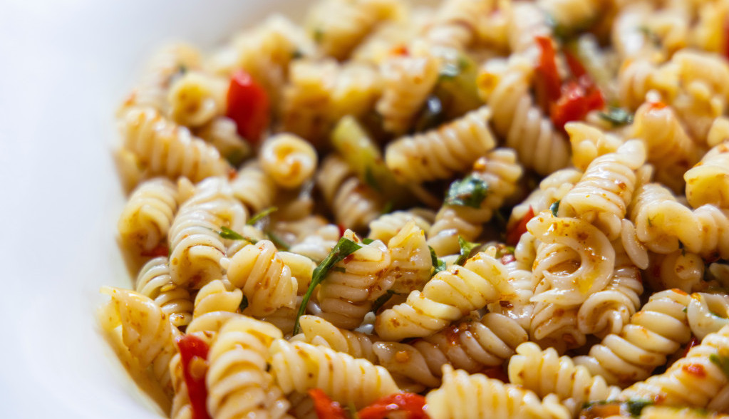 SALATA KOJA OSVAJA SVA ČULA Osvežavajući, a lak za pripremu obrok sa makaronama