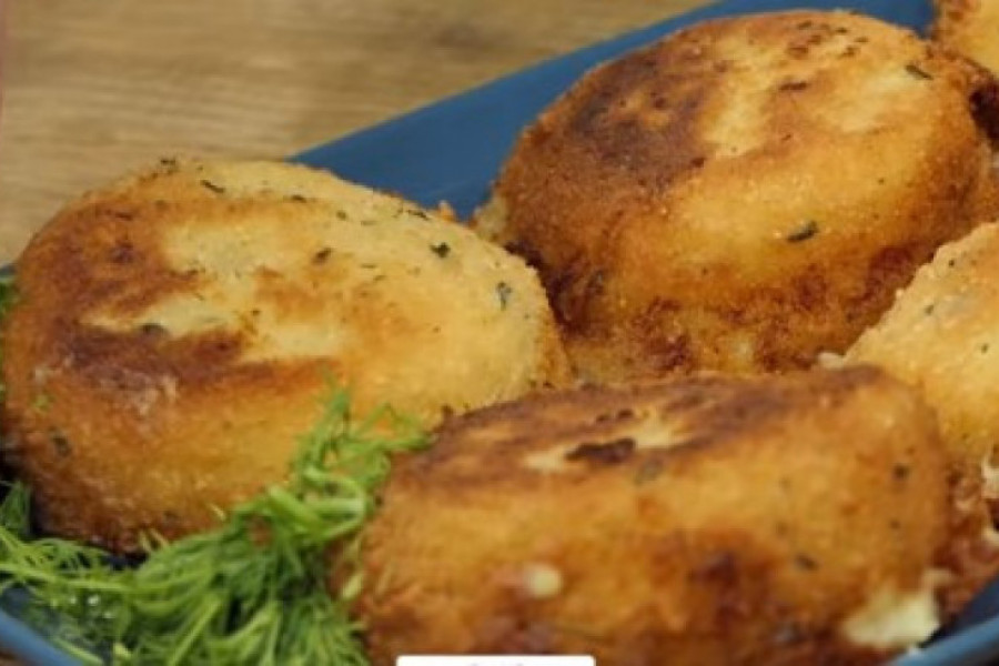 RUMENI, HRSKAVI KROKETI Pohovani pire krompir s kačkavaljem je hrskava gozba za malo para