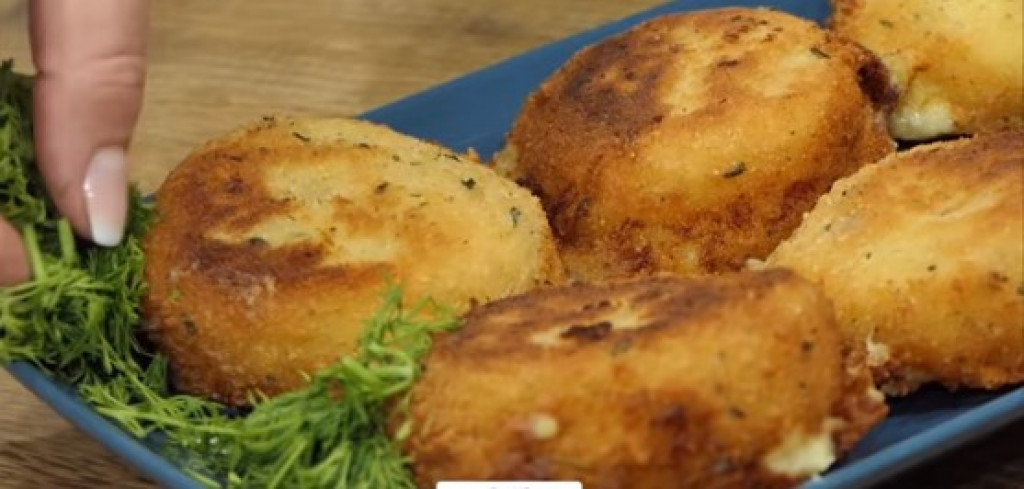 RUMENI, HRSKAVI KROKETI Pohovani pire krompir s kačkavaljem je hrskava gozba za malo para