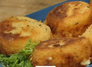 RUMENI, HRSKAVI KROKETI Pohovani pire krompir s kačkavaljem je hrskava gozba za malo para