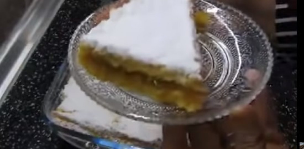 ODLIČAN UZ ČAJ I KAFU Starinski kolač sa jabukama - topi se u ustima