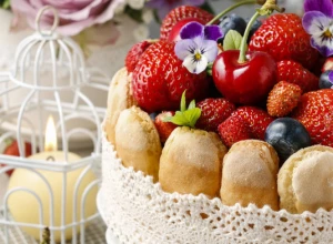 TORTA KOJA IMA POSEBAN UKUS Šarlota sa trešnjama krasiće svaki svečani ručak