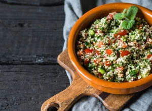 ZDRAVA I HRANLJIVA SALATA Obrok od bulgura lak je za pripremu