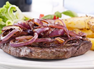 ŠNICLE U LUKU Aromatično i sočno meso uz koje vam salata nije potrebna