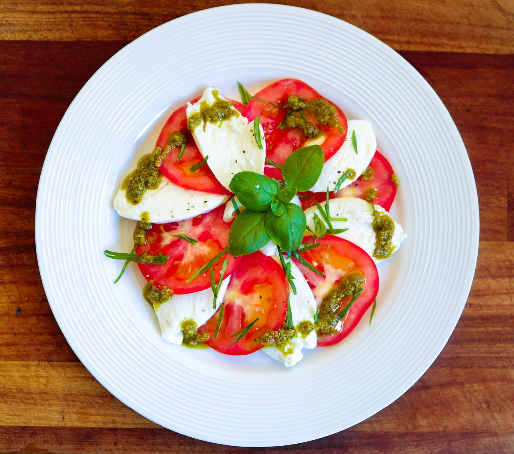OSVEŽAVAJUĆA SALATA Dobro poznat obrok od paradajza i mocarele - neprikosnovena!