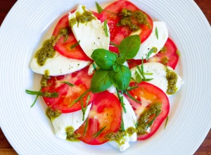 OSVEŽAVAJUĆA SALATA Dobro poznat obrok od paradajza i mocarele - neprikosnovena!