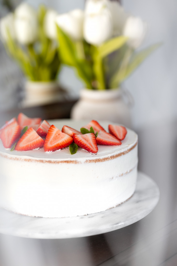 ELEGANTNA TORTA ZA SVE PRILIKE Zamrznuta poslastica od jagode je slatka, neodoljiva