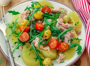 ZDRAVI ZALOGAJI Salata od krompira, tunjevine i povrća može da bude obrok ako pazite na liniju