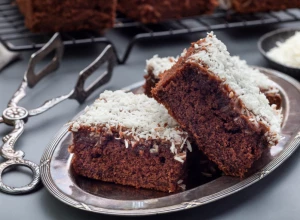 NEODOLJIV KOLAČ Mekane kocke od čokolade i kokosa su prosto savršene