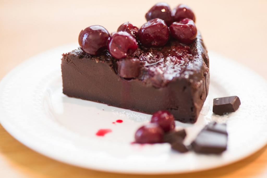 SVA JE KREMASTA! Čokoladna torta od samo 2 sastojka, nema šanse da ne uspe!