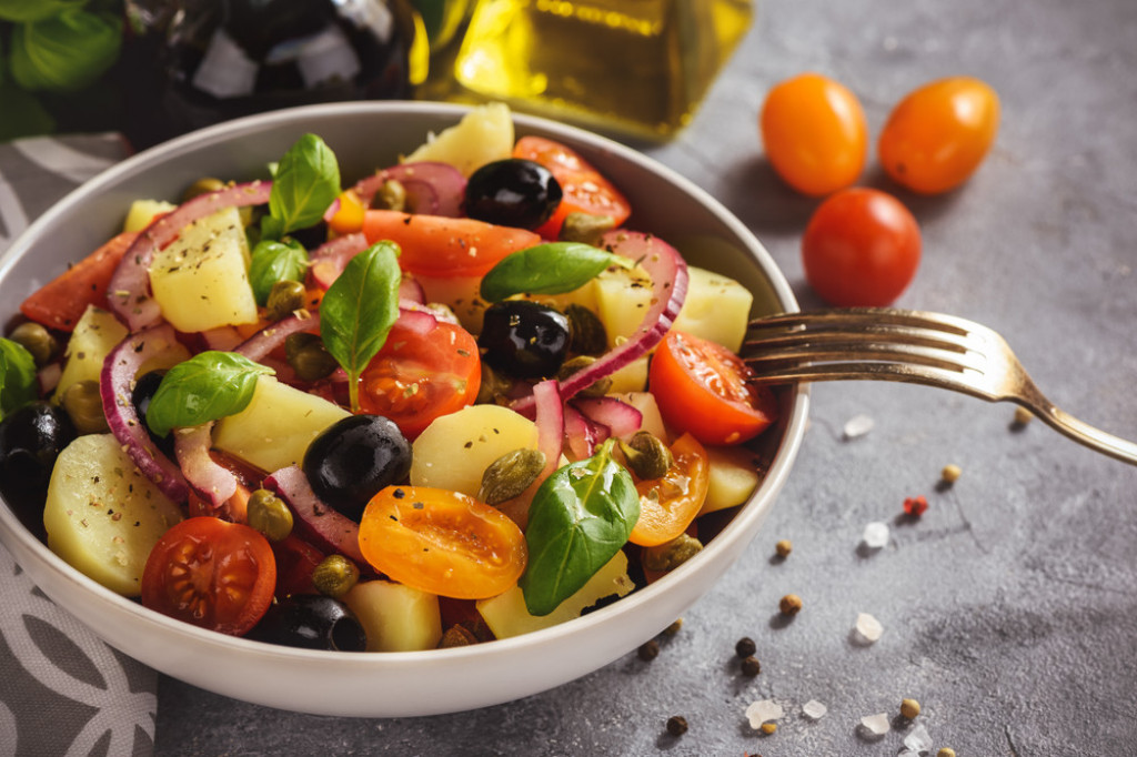 MEDITERANSKI SPECIJALITET Grčka salata od krompira i drugog povrća seća na more