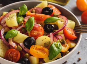 MEDITERANSKI SPECIJALITET Grčka salata od krompira i drugog povrća seća na more