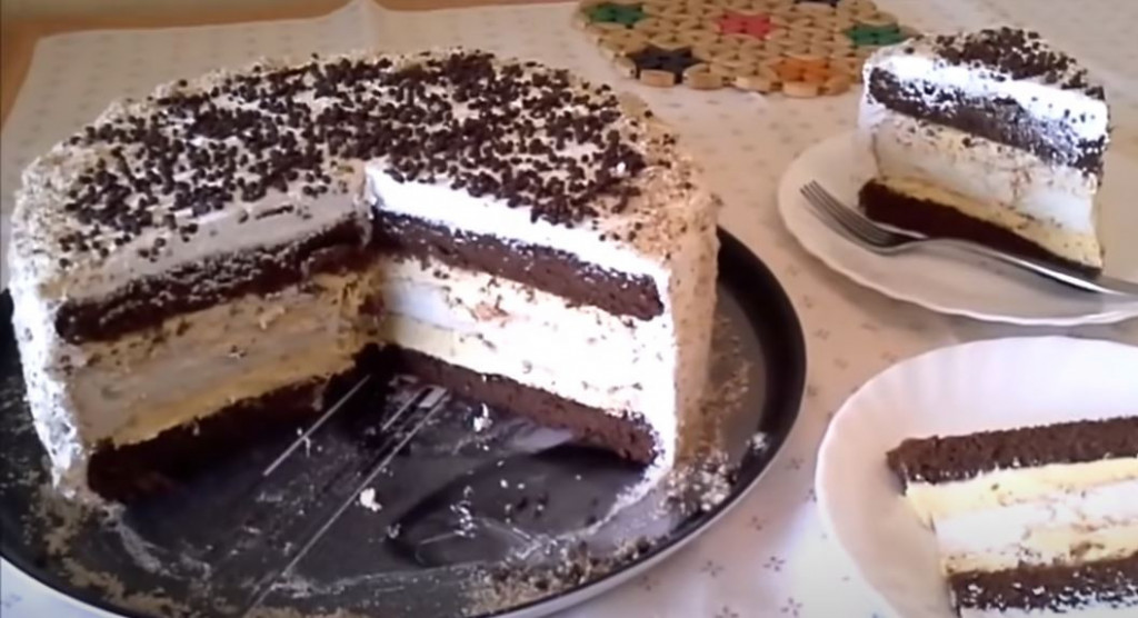 SLATKO ČUDO! Kremisimo torta je spoj fila od bele čokolade, šlaga i različitih kora, što je čini savršenom