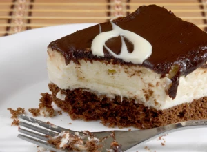 JEFTIN KOLAČ, A ODLIČAN! Crno-bele kocke bez jaja, putera i mleka, neverovatno kremaste i ukusne!