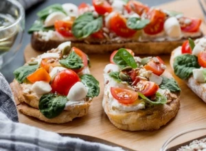 Brusketi, italijanski sendvičići s paradajzom, sirom i bosiljkom uneće dašak Mediterana u vaš dom