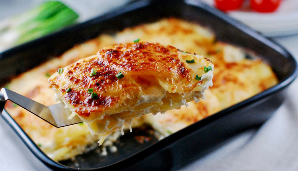 PRSTE DA POLIŽEŠ! Musaka od krompira i sira je savršeno jelo, ništa vam više ne treba!