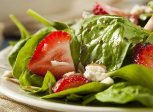 Za vikend najavljuju lepo vreme pa ako pravite roštilj, ova salata s jagodama i spanaćem je pun pogodak uz meso sa žara