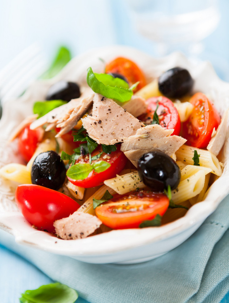 OSVEŽAVA I LEPO ZASITI Mediteranska salata je lagana i može biti obrok za posao ili užina