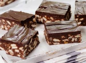KOLAČ KOJI SE NE PEČE Čokoladne kocke sa keksom, gotove su za 20 minuta