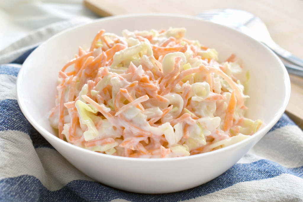 OSVEŽAVA, A NE GOJI Kremasta salata od svežeg kupusa i šargarepe odlično ide uz sva jela