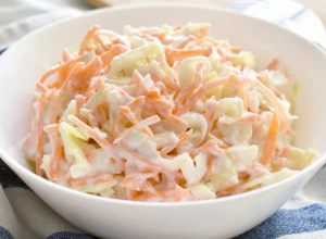 OSVEŽAVA, A NE GOJI Kremasta salata od svežeg kupusa i šargarepe odlično ide uz sva jela