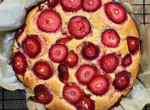 Viralni gastro hit: Starinska torta s jagodama koja ima tajni sastojak za koji su znale naše bake (VIDEO)
