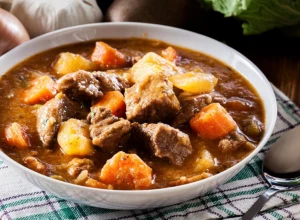 JELO IZ RERNE Gulaš sa povrćem se dugo krčka, pa je sve sočno i mekano