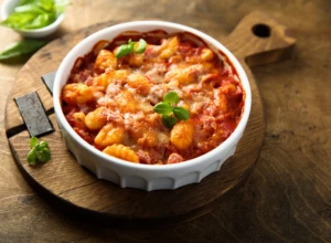Zapečeni italijanski njoki u sosu od paradajza i spanaća su nutritivno bogat obrok koji će zadovoljiti svačije nepce