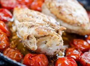 BRZI RUČAK Piletina u pesto sosu sa čeri paradajzom, začinjeni i kremasti zalogaji