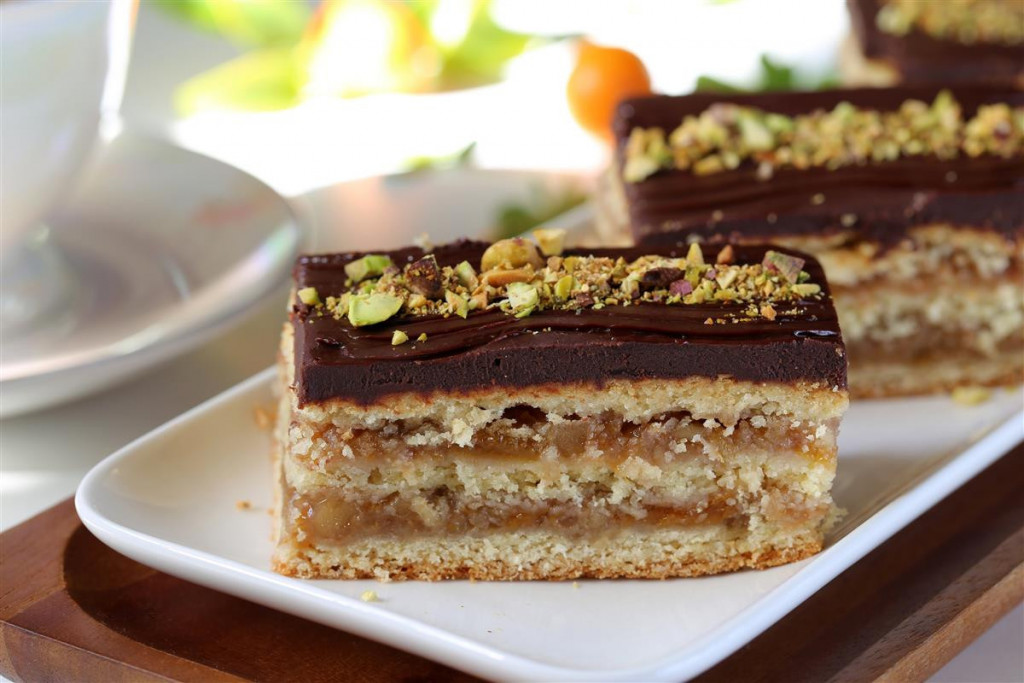 ŽERBO KOCKE Prhke kore i fil od oraha i džema daju ovom starinskom kolaču bogati ukus