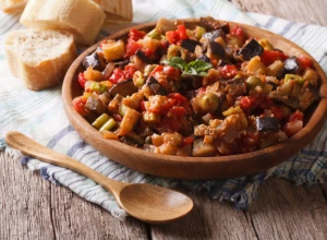 SPECIJALITET SA SICILIJE Kaponata je tradicionalno jelo od povrća koje se krčka u paradajz sosu