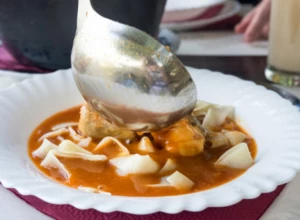 Tradicionalni recept za FIŠ PAPRIKAŠ okupiće društvo oko stola da se prepričavaju stare dogodovštine