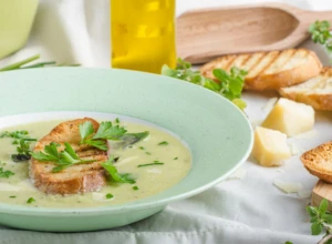 Jednostavna za pripremu a efektnog ukusa HLADNA ČORBA OD PRAZILUKA I KROMPIRA
