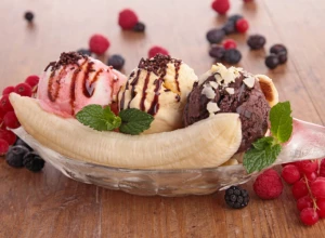 BANANA SPLIT Fantastičan ledeni slatkiš, gotov za 10 minuta, a dekorativan i ukusan!