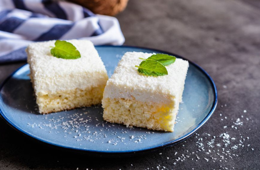 BRZI KOLAČ Kocke sa kokosom su spoj meke kore i kremastog fila, tope se kao sladoled u ustima