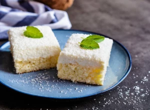BRZI KOLAČ Kocke sa kokosom su spoj meke kore i kremastog fila, tope se kao sladoled u ustima