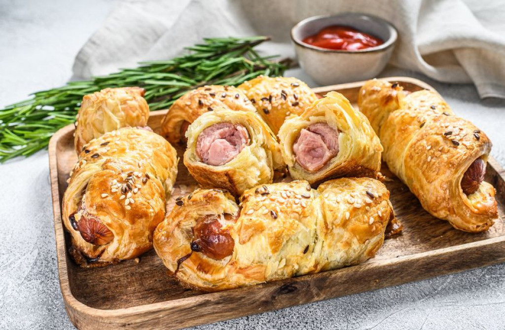 POTPUNO SU DRUGAČIJE! Recept za pikantne rol viršle od lisnatog testa, sa slaninom i senfom!