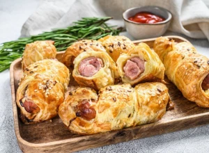 POTPUNO SU DRUGAČIJE! Recept za pikantne rol viršle od lisnatog testa, sa slaninom i senfom!