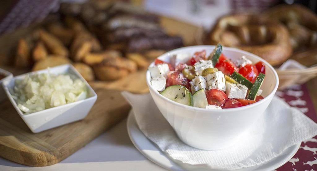 RECEPT ZA ŠOPSKU SALATU Toliko je bogata povrćem i sirom da može zameniti obrok u toplim danima