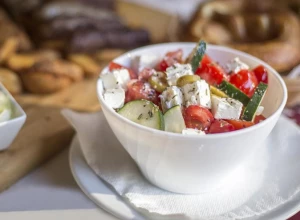 RECEPT ZA ŠOPSKU SALATU Toliko je bogata povrćem i sirom da može zameniti obrok u toplim danima