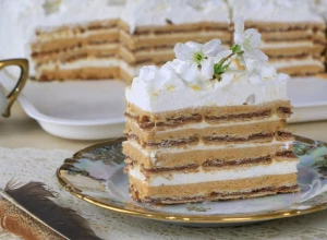 TORTA ŠEHEREZADA OD KEKSA Ne peče se, lako se pravi, brzo je gotova, a veoma kremasta i ukusna