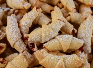 POSNI KOLAČI Slatke starinske kiflice sa džemom koje su spremne za jelo za pola sata